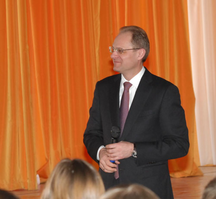 На вопрос о музыкальных предпочтениях губернатор ответил, что любит слушать Высоцкого. Фото с сайта губернатора и правительства НСО