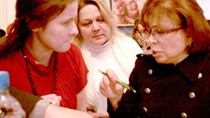 Ирина Роднина (справа) на встрече  с общественностью в посёлке Краснообске. Фото Натальи МАНТОРОВОЙ