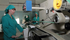 Изготовление социально ориентированной продукции медицинского назначения стартовало. Фото Валерия ПАНОВА