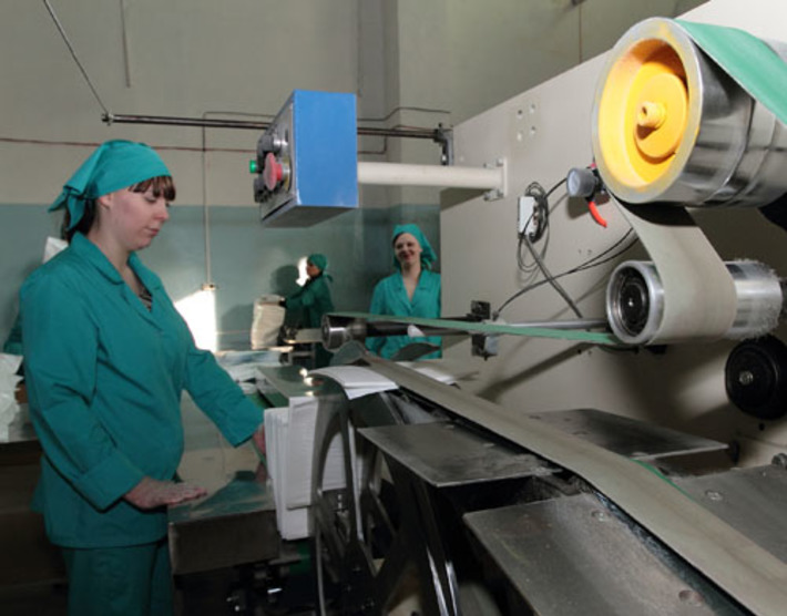 Изготовление социально ориентированной продукции медицинского назначения стартовало. Фото Валерия ПАНОВА