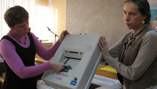 Чтобы выборы прошли без заминок, членам избиркомов рассказали  о тонкостях использования КОИБ. Фото Марианны ДАНИЛОВОЙ