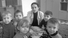 Воспитательница Наталия Беленькова со своими подопечными. Фото Нины ЕГОРОВОЙ