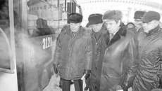 Владимир Городецкий: «Мы рассмотрим возможность приобретения нескольких таких трамваев». Фото пресс-службы мэрии