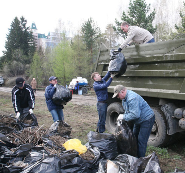 На субботнике в дендропарке 23 апреля 2011 года. Фото Михаила ПЕРМИНА