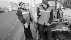 Снега с улиц Новосибирска пока вывезено меньше, чем год назад. Фото Павла КОМАРОВА