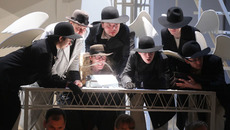 В комической опере «Джанни Скикки» нашлись роли всем — от выпускников до первокурсников. Фото Виктора ДМИТРИЕВА