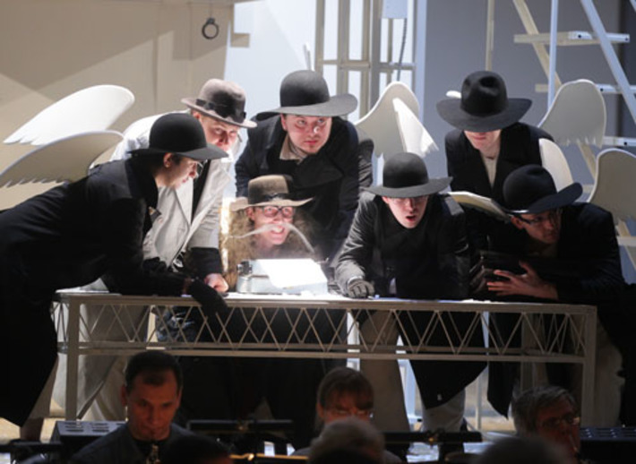 В комической опере «Джанни Скикки» нашлись роли всем — от выпускников до первокурсников. Фото Виктора ДМИТРИЕВА