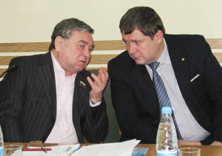 Евгений Покровский и Сергей Сёмка обсуждают перспективы развития Сузунского района.   Фото  Марианны ДАНИЛОВОЙ