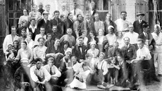 Коллектив театра у здания ТЮЗа на ул. Горького. 4-й сезон, 1934 год. Фото из личного архива Зои БУЛГАКОВОЙ