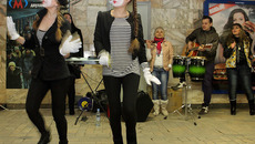 В первый день весны метро превратилось  в концертную площадку. Фото Павла КОМАРОВА