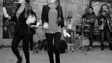 В первый день весны метро превратилось  в концертную площадку. Фото Павла КОМАРОВА