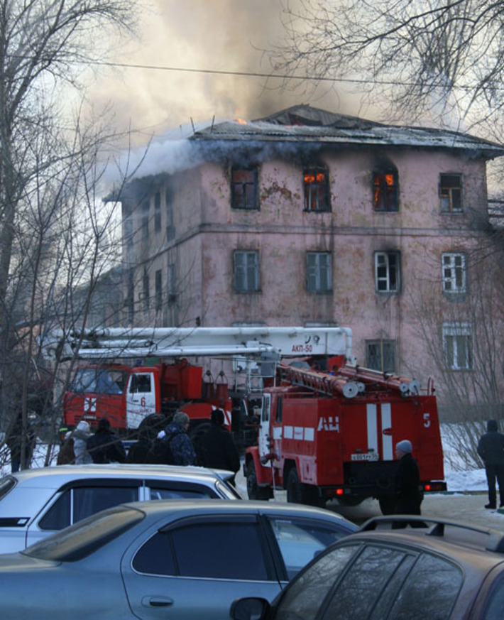 Пожар в доме на улице Сибиряков-гвардейцев привёл к человеческим жертвам. Фото Людмилы ХАРЛАМЕНКО