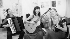 От маленьких слушателей участники проекта Новосибирской региональной организации Всероссийского музыкального общества чувствуют особую отдачу. Фото Михаила ПЕРМИНА