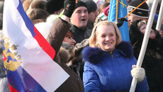 Вчера в областном центре у театра оперы и балета прошёл митинг  «Выбор сделан!» Фото Михаила ПЕРМИНА