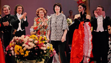 Режиссёр-постановщик Элеонора Титкова  (в центре) — ключевая фигура спектакля. Фото предоставлено театром музыкальной комедии