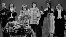 Режиссёр-постановщик Элеонора Титкова  (в центре) — ключевая фигура спектакля. Фото предоставлено театром музыкальной комедии