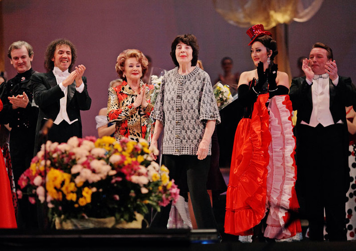 Режиссёр-постановщик Элеонора Титкова  (в центре) — ключевая фигура спектакля. Фото предоставлено театром музыкальной комедии