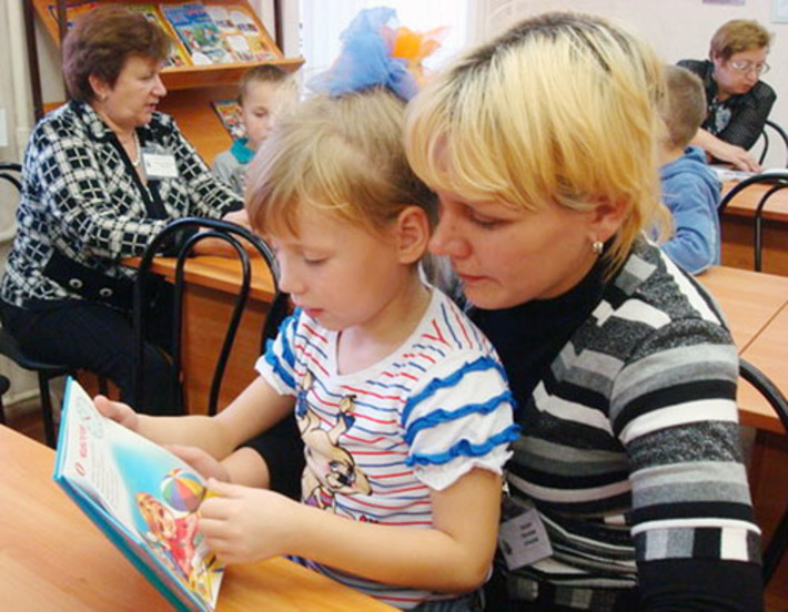 Областной центр помощи детям, оставшимся без попечения родителей, продолжает реализацию проекта «Вместе с мамой». Фото с сайта msr.nso.ru