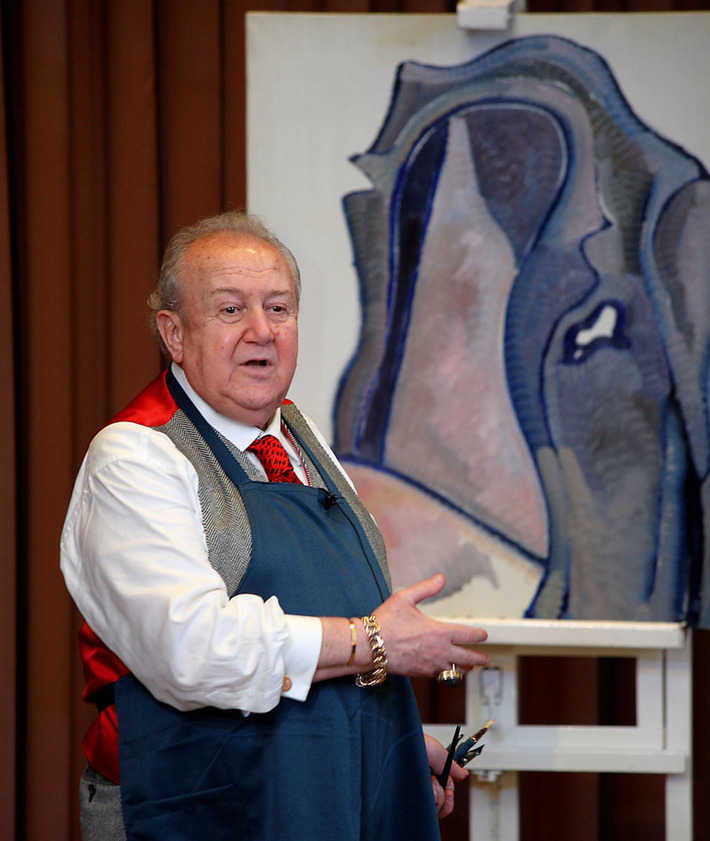 Собственный пиджак — тоже арт-объект, считает Зураб Церетели.  Фото Павла КОМАРОВА