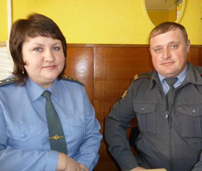 Следователь Татьяна Щербакова и полицейский Иван Гнедов. Фото Зои ТЮРИНОЙ