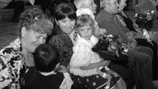 В целях повышения статуса многодетных семей в Новосибирской области для матерей, вырастивших и достойно воспитавших пять и более детей, учреждена медаль «Материнская доблесть». Она вручена уже 513 мамам. Фото пресс-службы губернатора и правительства НСО