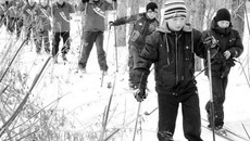 В Колывани первыми встретили участников перехода местные школьники. Фото Натальи МАНТОРОВОЙ