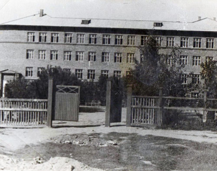 Так выглядело здание школы № 40  для мальчиков  в 1949 году. Фото из музейного архива школы