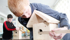 Ребята из 24-й школы Новосибирска уже десять лет участвуют в конкурсе, посвященном Международному дню птиц. Восемь лет подряд занимают первые места. Фото Михаила ПЕРМИНА