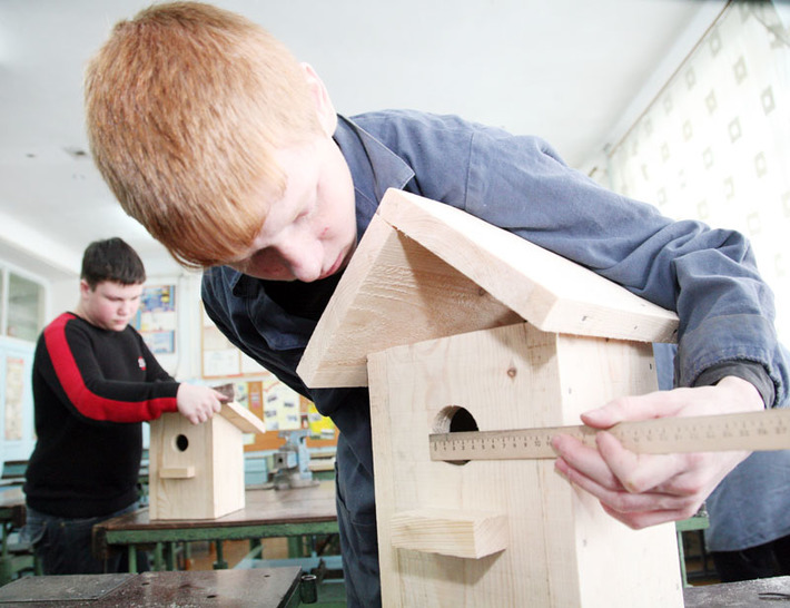 Ребята из 24-й школы Новосибирска уже десять лет участвуют в конкурсе, посвященном Международному дню птиц. Восемь лет подряд занимают первые места. Фото Михаила ПЕРМИНА