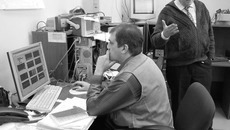 В пультовой. Настройка ускорительного масс-спектрометра (УМС) идёт полным ходом. Фото Павла КРАСИНА