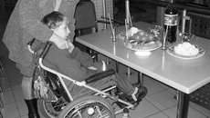 Одному из родителей в семье, воспитывающей ребёнка-инвалида, предлагается присвоить статус социального работника. Фото с сайта osinform.ru