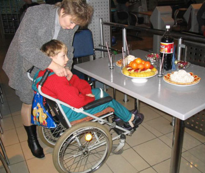 Одному из родителей в семье, воспитывающей ребёнка-инвалида, предлагается присвоить статус социального работника. Фото с сайта osinform.ru