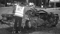 В Новосибирске в ночь на 21 марта автомобиль «Тойота» врезался в снегоуборочную технику. Фото службы эвакуации «АСТ-54»