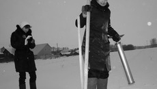 Техники-агрометеорологи Татьяна Деревяхина (слева) и Надежда Касаткина проводят снегосъёмку. Фото Виталия ЗЛОДЕЕВА