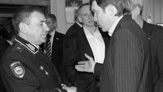 Свои вопросы и предложения с начальником полиции Алексеем Кирилловым депутаты обсуждали даже в перерывах сессии. Фото Михаила ПЕРМИНА