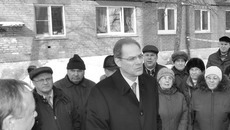 Губернатор Василий Юрченко отвечает на вопросы представителей территориальных общественных советов. Фото Юлии НАЗАРЕНКО
