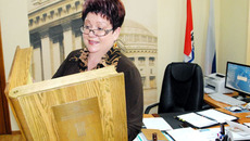 В руках министра культуры Натальи Ярославцевой «Золотая книга культуры Новосибирской области». Фото Михаила ПЕРМИНА