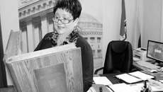 В руках министра культуры Натальи Ярославцевой «Золотая книга культуры Новосибирской области». Фото Михаила ПЕРМИНА