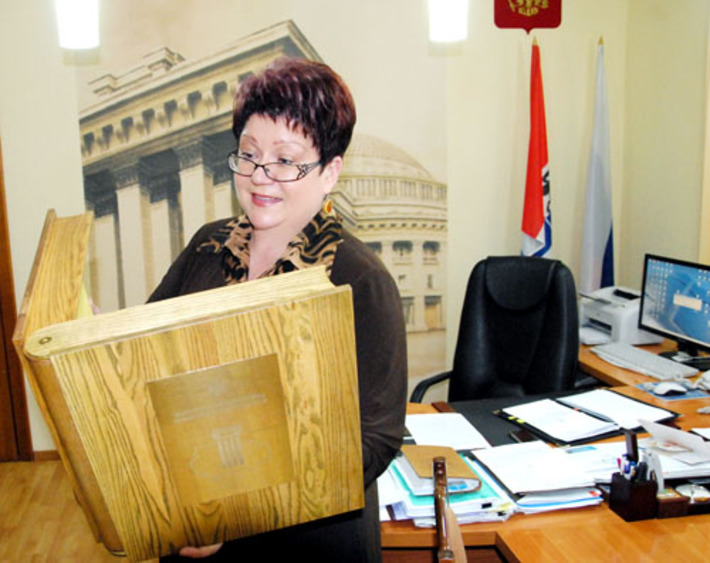 В руках министра культуры Натальи Ярославцевой «Золотая книга культуры Новосибирской области». Фото Михаила ПЕРМИНА