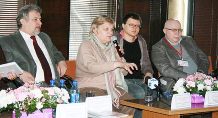 Литераторы высказали свой взгляд  на проблемы в мире поэзии. Фото Дарьи ДОРОТОВОЙ