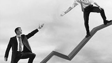 Важно вовремя поддержать, протянуть руку помощи малому бизнесу. Фото с сайта investcor.ru