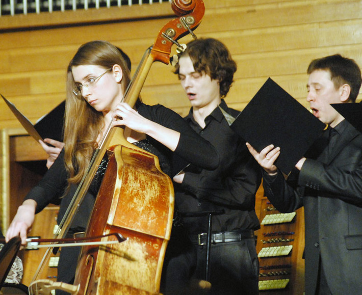 На сцене — хоровой консорт и струнный ансамбль солистов «Лаборатория новой музыки». Фото Михаила ПЕРМИНА