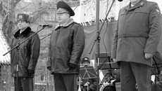 Виновников торжества поздравили со сцены  ПК и О «Центральный». Фото Натальи МАНТОРОВОЙ