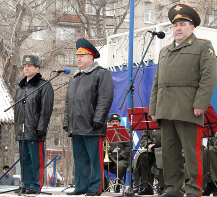 Виновников торжества поздравили со сцены  ПК и О «Центральный». Фото Натальи МАНТОРОВОЙ