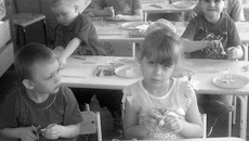 Теперь у работающих пап и мам уже не болит голова, куда пристроить своего малыша. Фото Зои ТЮРИНОЙ