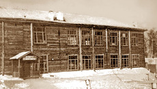 Бревенчатая школа в Кыштовке, где работала в годы войны Александра Верезгова.