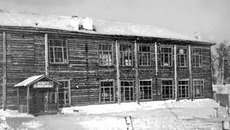 Бревенчатая школа в Кыштовке, где работала в годы войны Александра Верезгова.