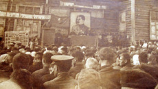 Собрание у районного Дома культуры в с. Кыштовка по случаю Победы над фашистской Германией, 1945 г. Фото из архива Кыштовской средней школы № 1