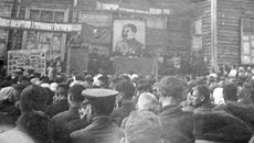 Собрание у районного Дома культуры в с. Кыштовка по случаю Победы над фашистской Германией, 1945 г. Фото из архива Кыштовской средней школы № 1