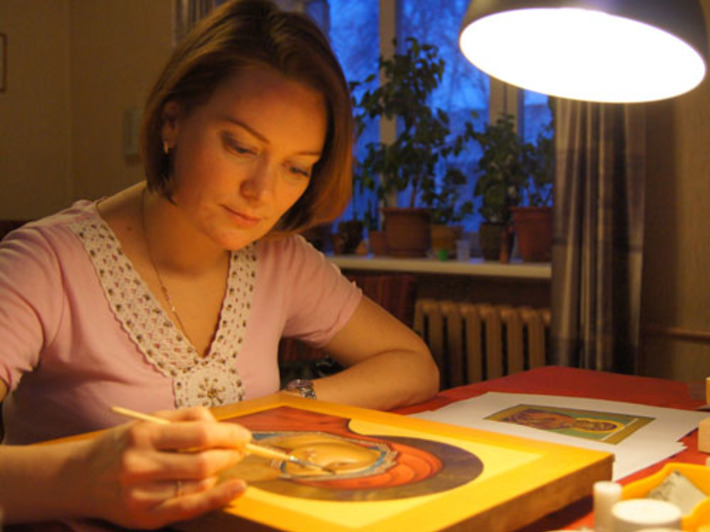 Иконописец творит при мягком свете настольной лампы. Фото Елены СИВОЛОБОВОЙ